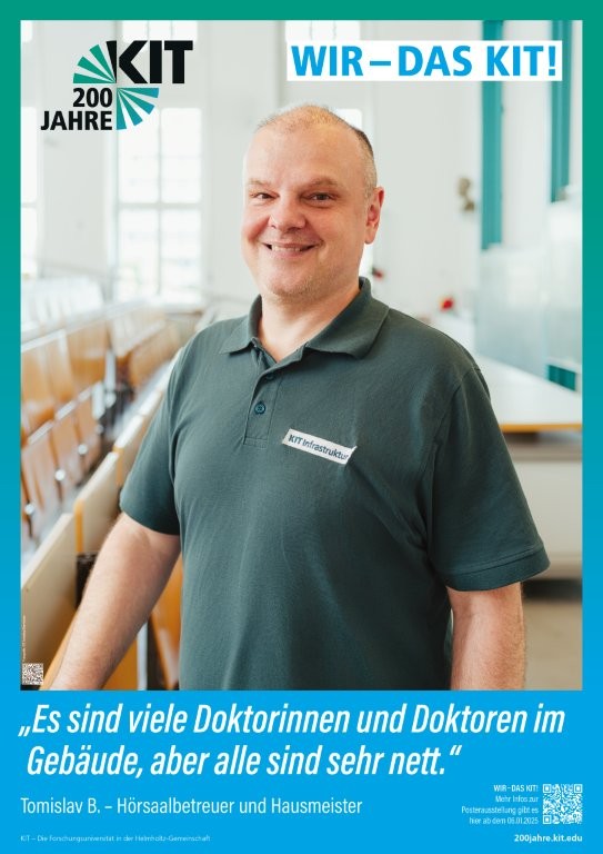 Mitarbeiter mit KIT-Infrastruktur Polo steht in einem Hörsaal des Karlsruher Instituts für Technologie.