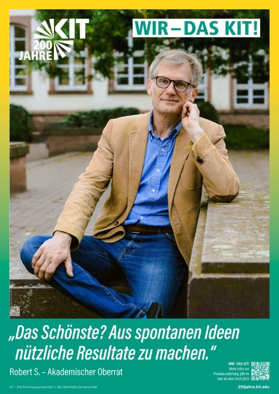 Mann in Freizeitkleidung sitzt entspannt auf einer Steinbank im Außenbereich des KIT.