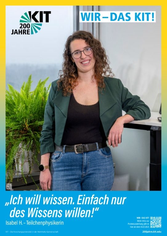 Frau steht im Büro vor Fenster und Pflanze, Textzitat zur Neugierde und Forschung am KIT.