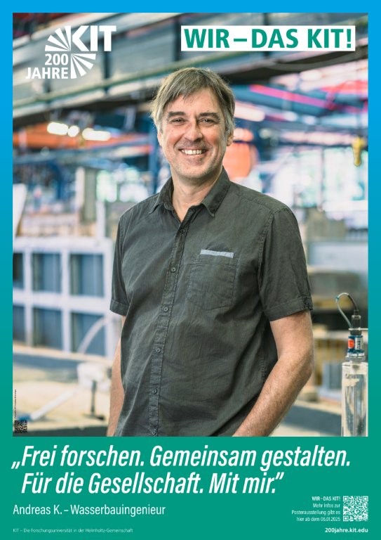 Porträt eines Mannes in Werkhalle mit Schriftzug "KIT 200 Jahre" und Slogan zur Forschung.