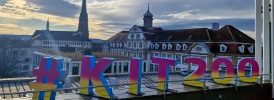 Blick auf die Gebäude des Ehrenhofs am Campus Süd, im Vordergrund die Buchstaben "KIT 200" in den Jubliäumsfarben