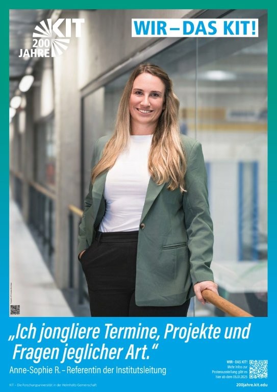 Eine lächelnde Frau im Business-Outfit im KIT-Korridor.