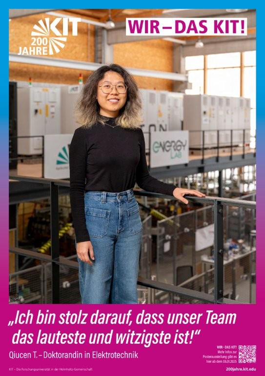 Eine Frau steht lächelnd im Energy Lab des KIT mit Zitat zum Teamgeist.