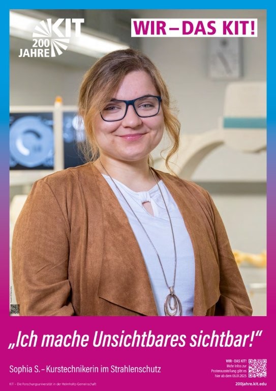 Eine Frau im Labor des KIT lächelt in die Kamera.