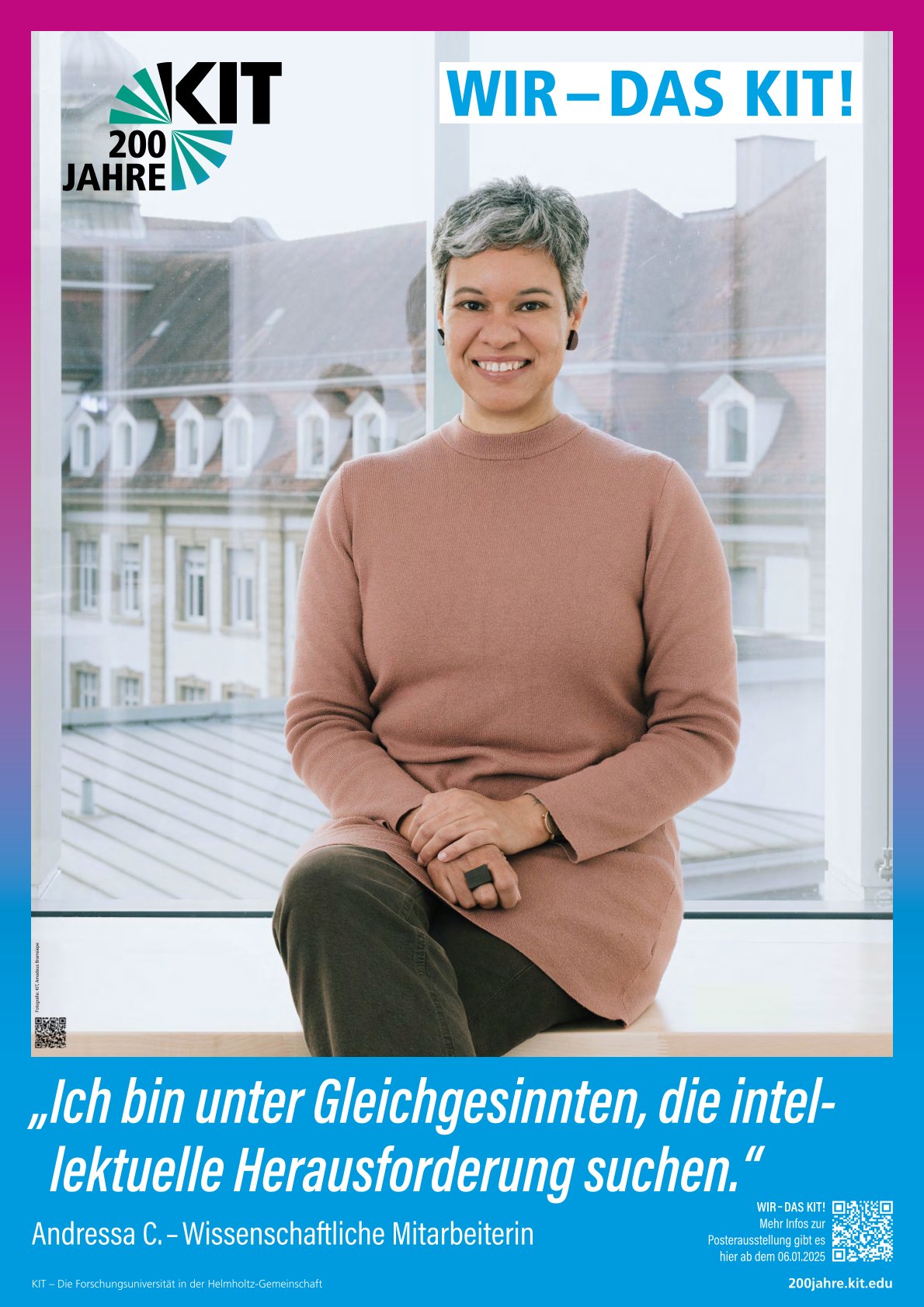 Eine Person sitzt lächelnd vor einem Fenster mit modernem Dach und KIT-Logo.