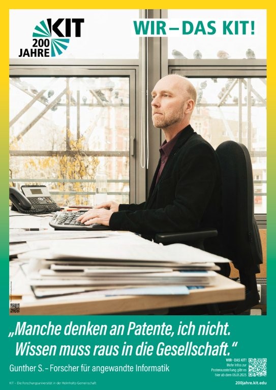 „Forscher am Schreibtisch im KIT, Zitat über Wissenstransfer in der Gesellschaft.“