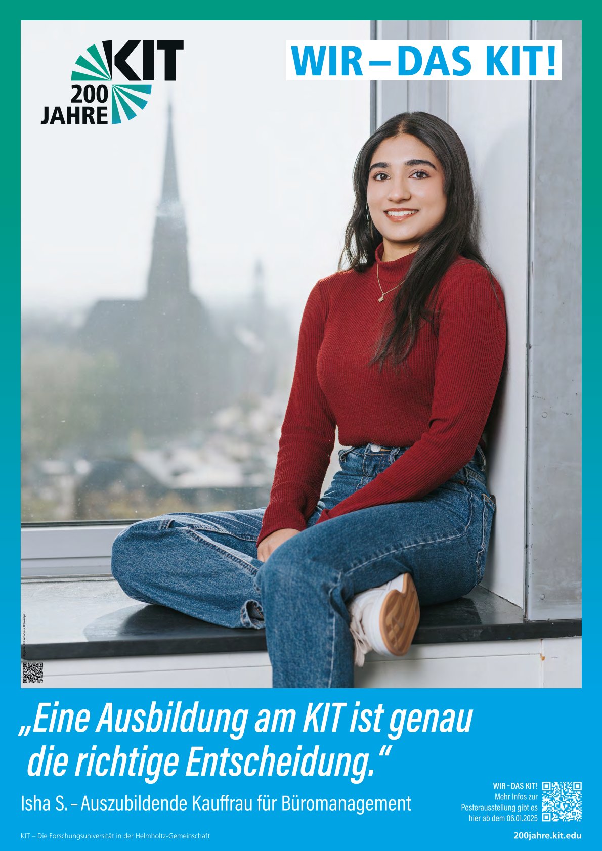 Person sitzt am Fenster und lächelt, Text: "Eine Ausbildung am KIT ist die richtige Entscheidung."