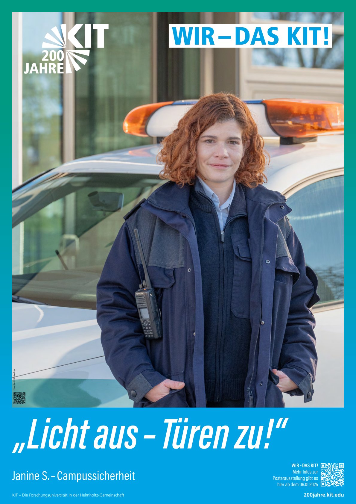 Eine Person in Sicherheitskleidung vor einem Fahrzeug des KIT.