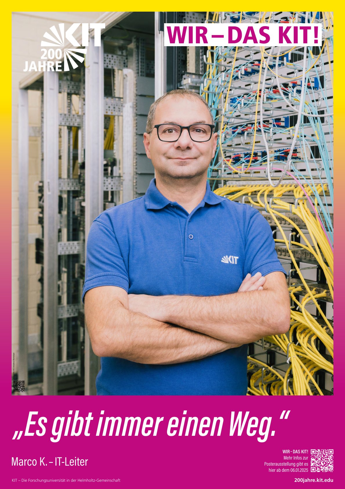 IT-Leiter vor Servern und Kabeln im KIT-Jubiläumsposter.