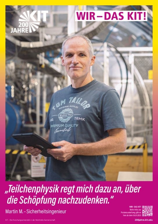 Mann mit Tablet in Industrieumgebung, Zitat über Teilchenphysik und Schöpfung.