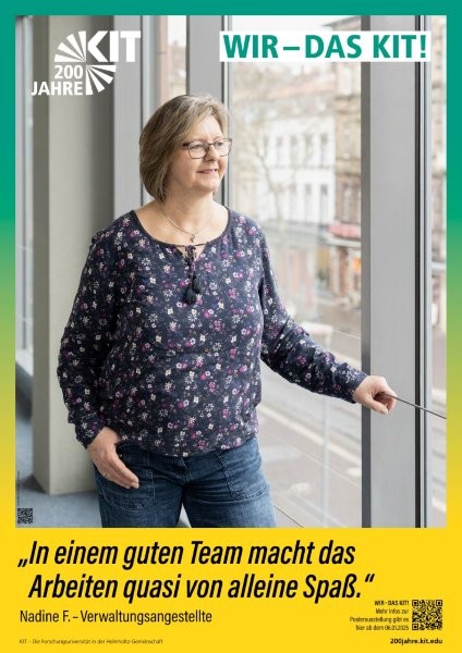 Ein Mann mit Brille vor einer Weltkarte, Text zum 200-jährigen Jubiläum des KIT.