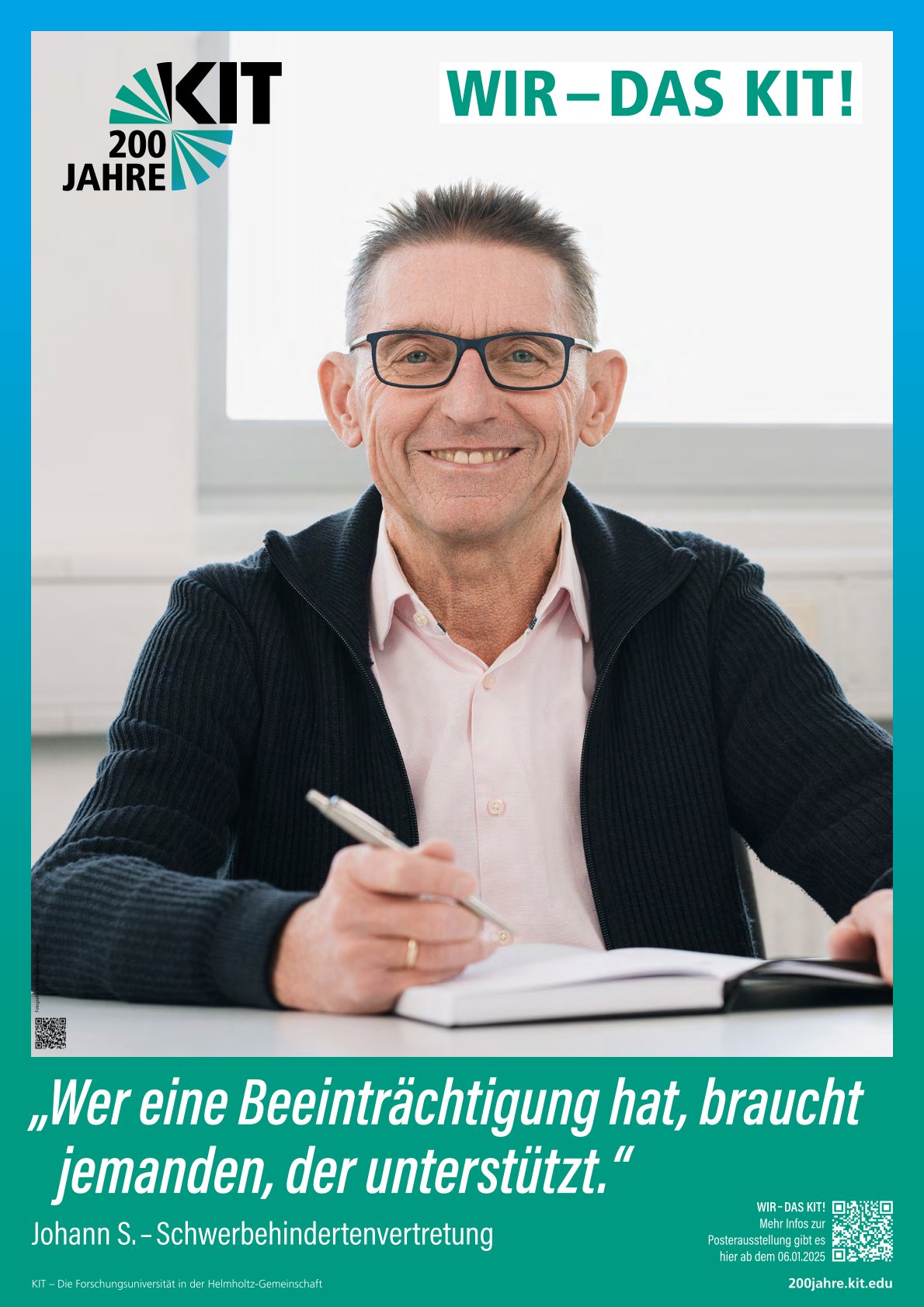 Mann sitzt am Schreibtisch