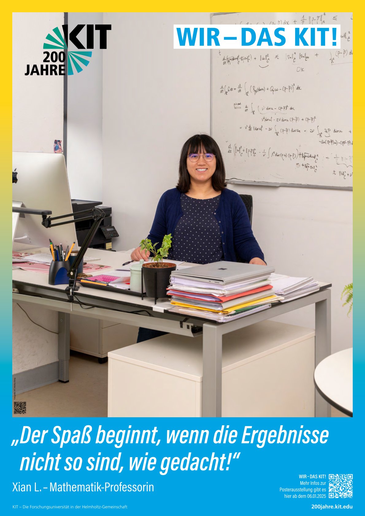 Person am Schreibtisch mit Notizen und Tafel im Hintergrund. Text: "Wir – Das KIT!".