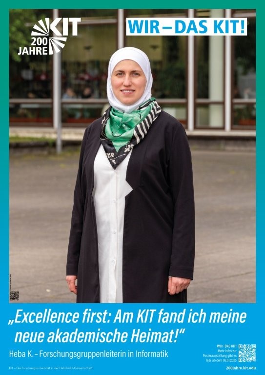 Frau steht vor einem Gebäude des KIT.